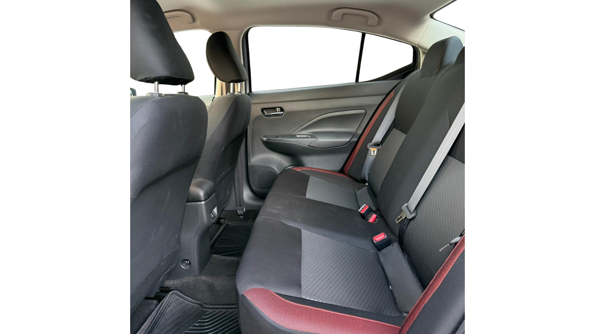 2025 Nissan VERSA 4P SR L41.6 AUT